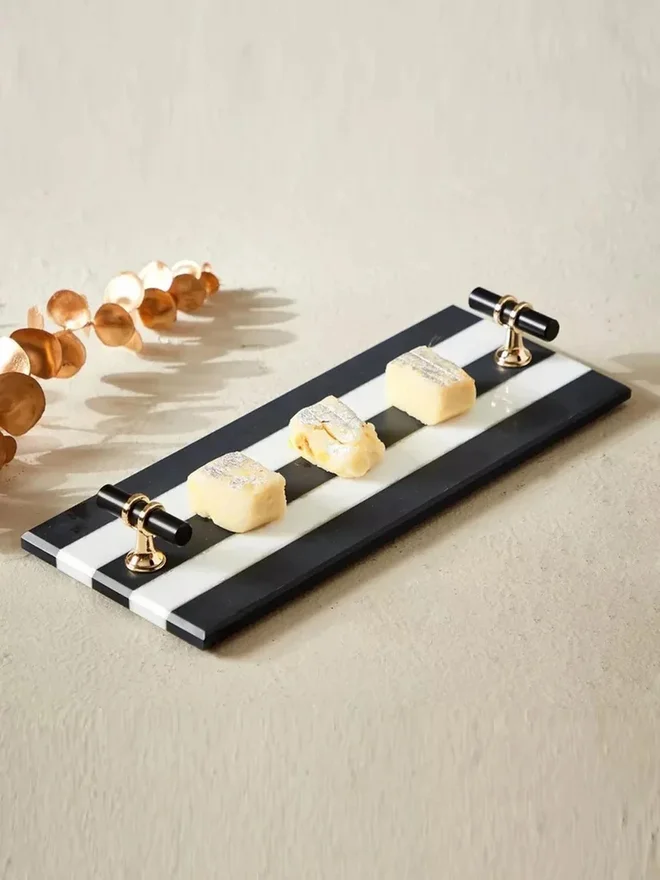 1 تشيس 1CHASE Stripe Natural Marble Tray with Black and Gold Handle